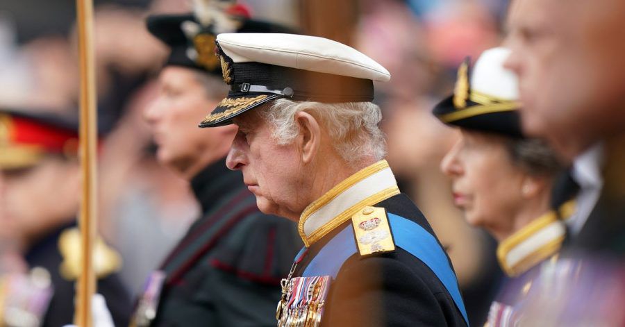 König Charles III. und Prinzessin Anne folgen dem Sarg von Königin Elizabeth II. während der feierlichen Prozession auf den Straßen Londons.