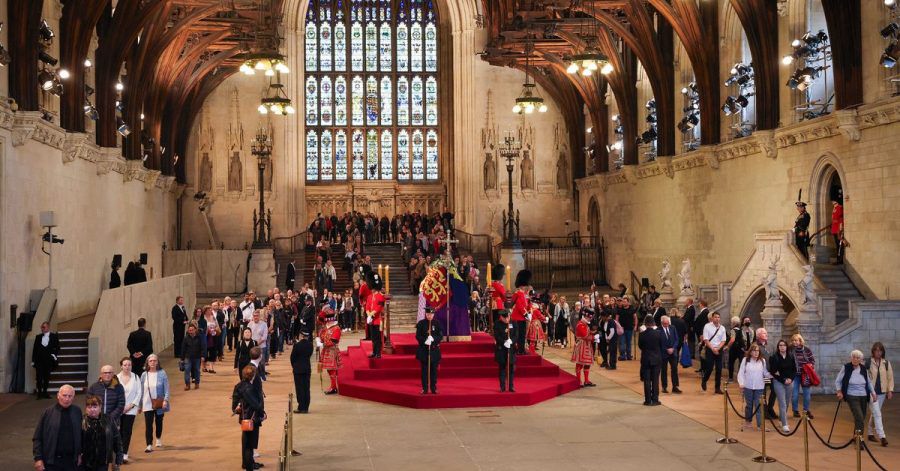 Langsam gehen Trauernde in der Westminster Hall an dem aufgebahrten Sarg mit Königin Elizabeth II. vorbei und nehmen Abschied.