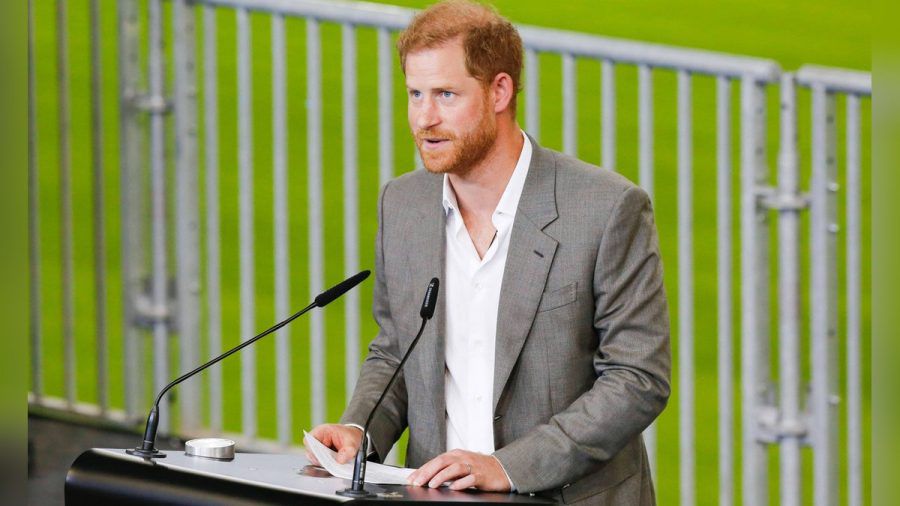 Prinz Harry bei seiner Rede in Düsseldorf. (jom/spot)
