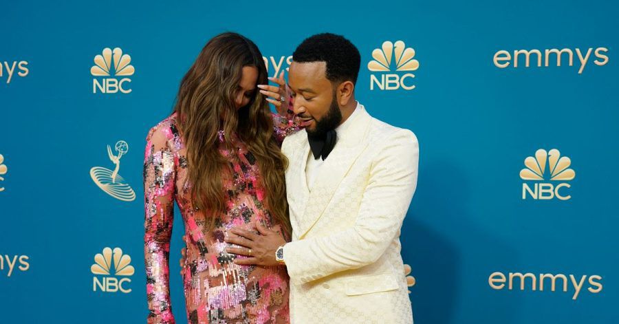 Chrissy Teigen (l), Model aus den USA, und John Legend, Sänger aus den USA, kommen zu der Verleihung der 74. Emmy Awards im Microsoft Theater in Los Angeles. Die beiden erwarten ein Kind.