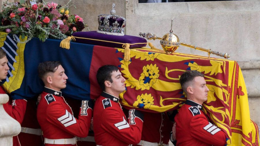 Der Sarg von Queen Elizabeth II. befindet sich auf den Weg zur letzten Ruhestätte. (stk/spot)