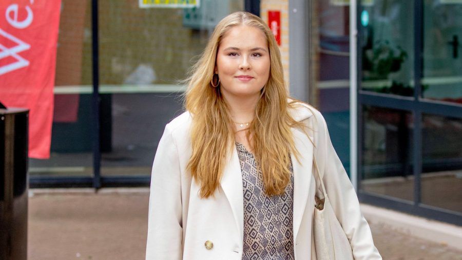 Kronprinzessin Amalia ist nun Studentin. Vor der Universität in Amsterdam lächelte sie für die Fotografen. (tae/spot)