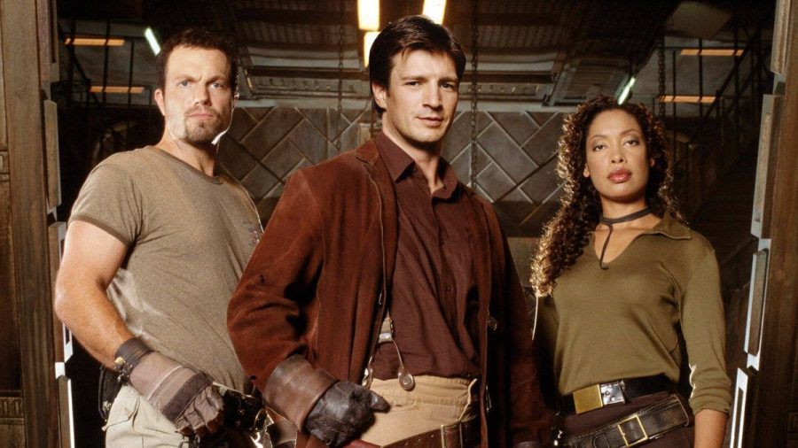 Nathan Fillion (M.) mit Adam Baldwin und Gina Torres in "Firefly". (wue/spot)