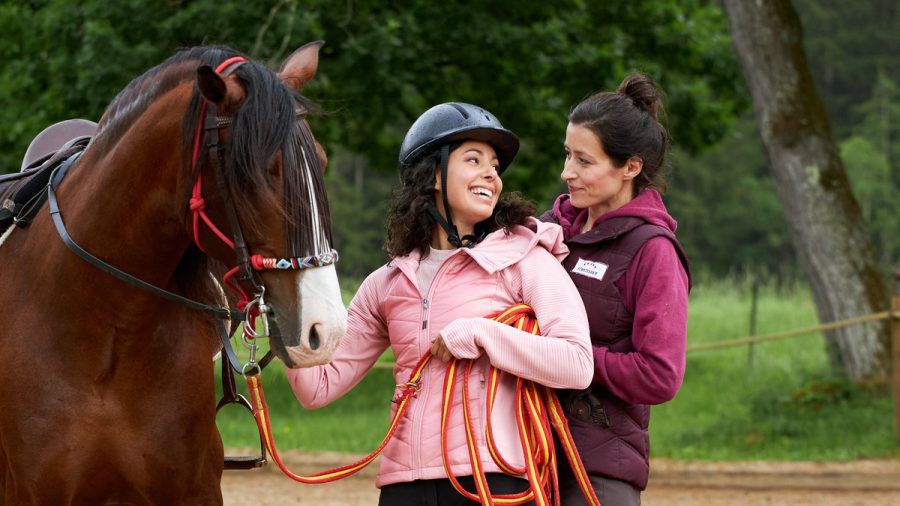 "Sturm der Liebe": Vanessa (l.) hat ihre zweite Reitstunde bei Carolin. (cg/spot)