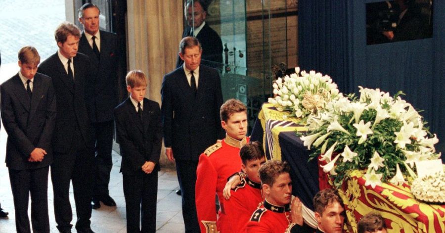 Prinz William (l-r), Dianas Bruder Charles Spencer, Prinz Harry und Prinz Charles stehen hinter dem Sarg von Prinzessin Diana auf dem Weg zur Trauerfeier in der Westminster Abtei.