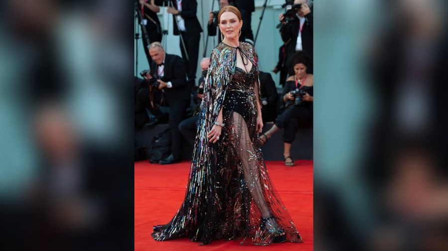 Julianne Moore war mit ihrem Look der Hingucker des Abends bei der Eröffnung der 79. Filmfestspiele von Venedig. (aha/spot)