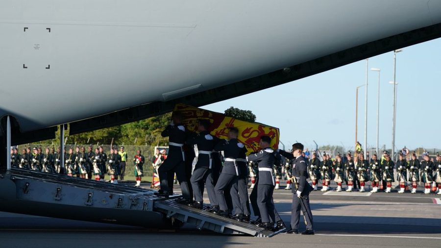 Sargträger bringen die sterblichen Überreste in einen Militärflieger. (dr/spot)