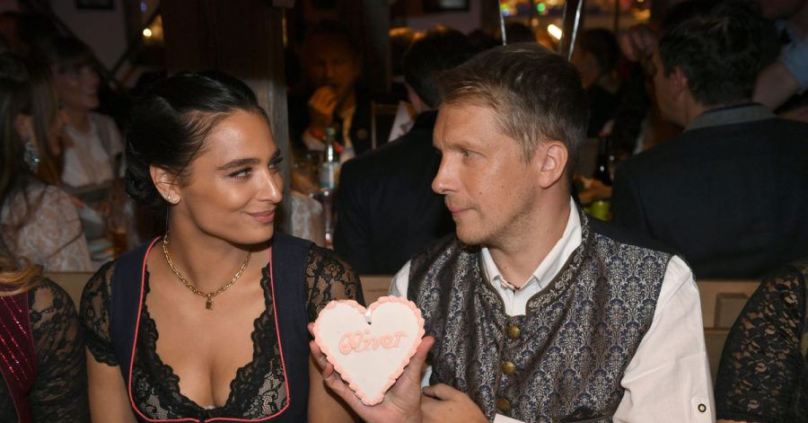 Der Comedian Oliver Pocher und seine Frau Amira feiern beim Almauftrieb" im Käfer-Zelt auf dem Oktoberfest.