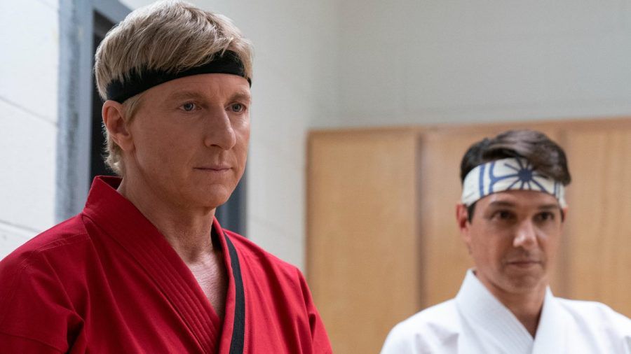 Die einstigen Widersacher Johnny Lawrence (links) und Daniel LaRusso haben sich in "Cobra Kai" mittlerweile verbündet und kämpfen gemeinsam. (lau/spot)