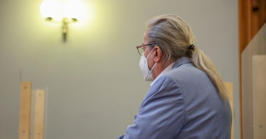 Der frühere MDR-Unterhaltungschef Udo Foht steht vor Prozessbeginn im Landgericht Leipzig.