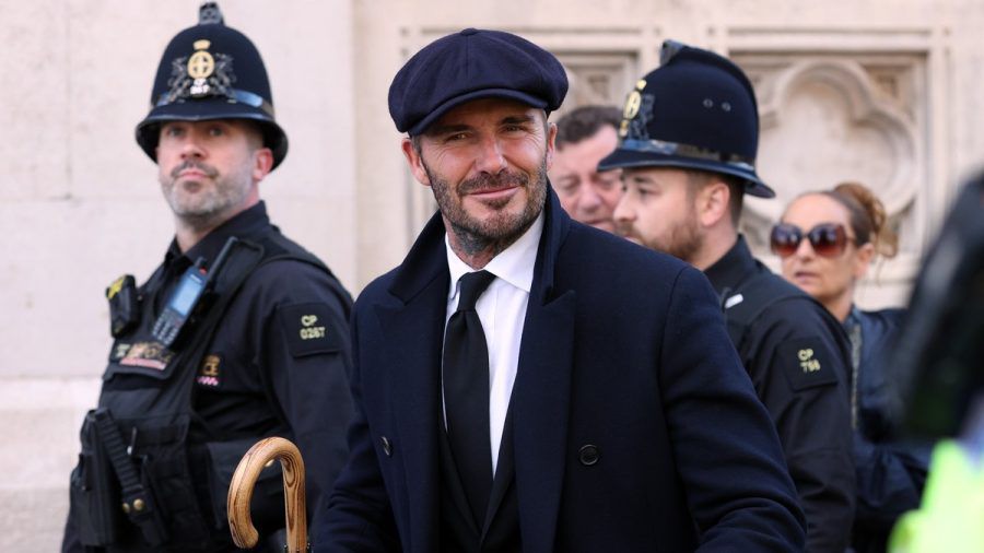 Mit Schirm, Charme und jeder Menge Geduld: David Beckham vor der Westminster Hall. (stk/spot)
