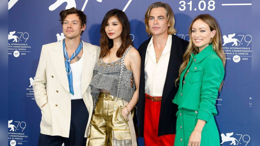 Harry Styles (li.) und Chris Pine (2.v.r.) beim Filmfestival in Venedig. (jom/spot)