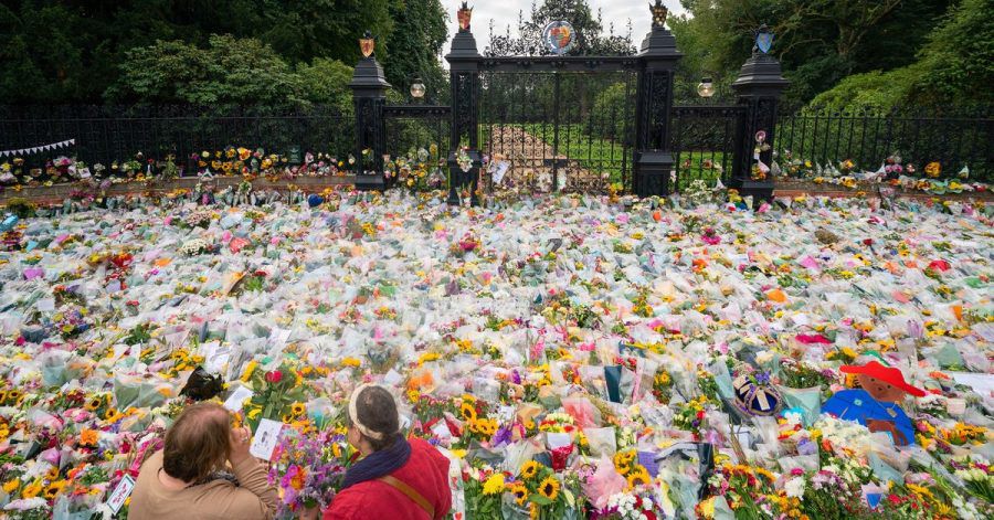 Blumen liegen nach dem Tod von König Elizabeth II. vor den Toren von Sandringham House.