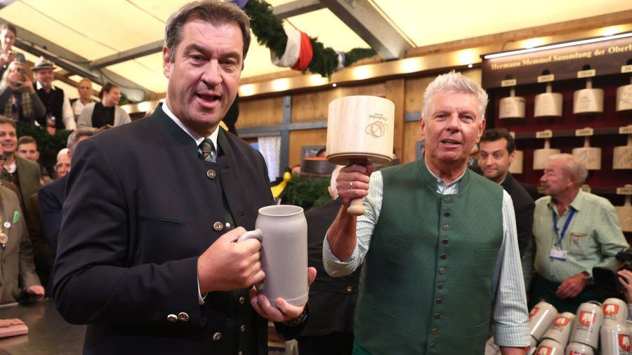 Münchens Oberbürgermeister Dieter Reiter und Bayerns Ministerpräsident Markus Söder mit der ersten Wiesn-Maß 2022. (ncz/spot)