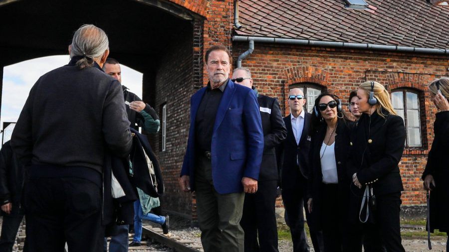 Arnold Schwarzenegger bei seinem Besuch in Auschwitz. (mia/spot)