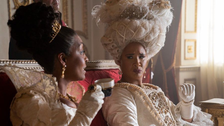 Adjoa Andoh als Lady Danbury (li.) und Golda Rosheuvel als Königin Charlotte in "Bridgerton". (jom/spot)