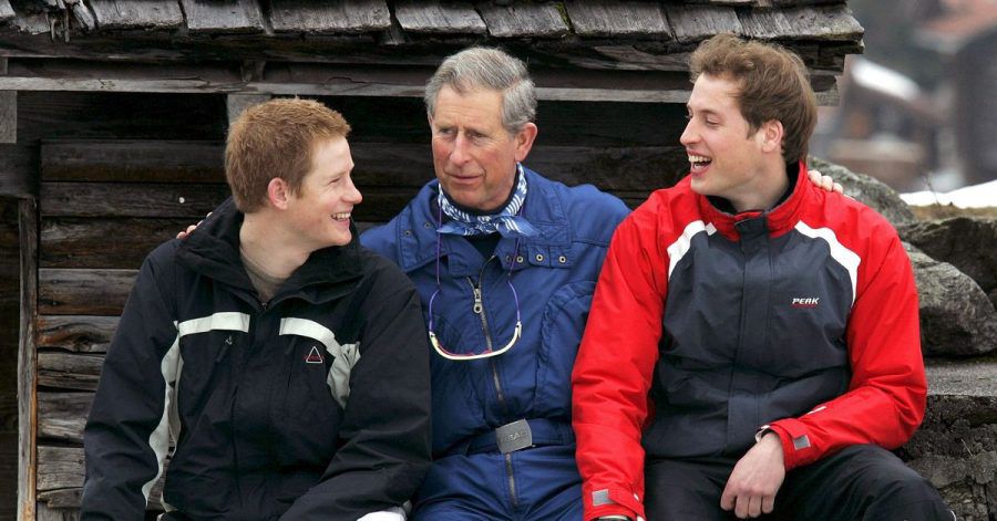 Prinz Charles (M) spricht mit seinen Söhnen Harry (l) und William während eines Fototermins in der Nähe des Ferienorts Klosters (2005).