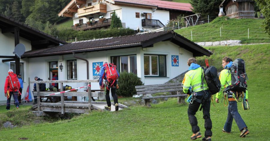 Rettungskräfte kommen nach einer weiteren Suchaktion am Hochkalter zurück nach Ramsau bei Berchtesgaden.