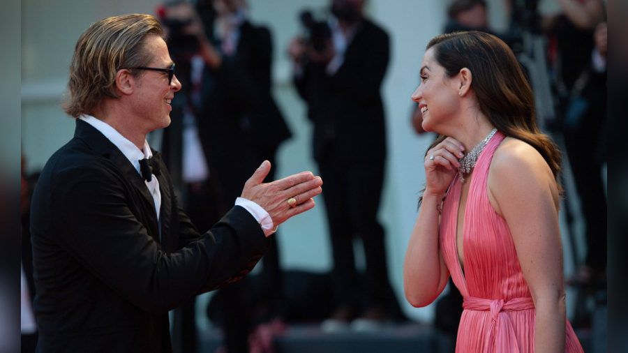 Brad Pitt und Ana de Armas auf dem roten Teppich in Venedig. (mia/spot)
