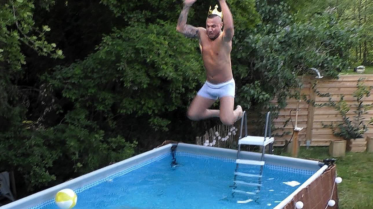 Eric Sindermann springt im Sommerhaus der Stars in den Pool