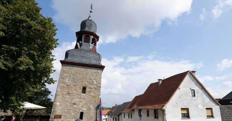 Durch die Neigung von 5,4277 Grad gilt der ehemalige Wehrturm der kleinen Gemeinde Gau-Weinheim in Rheinland-Pfalz nach Einschätzung des Rekord-Instituts als schiefster Turm der Welt.