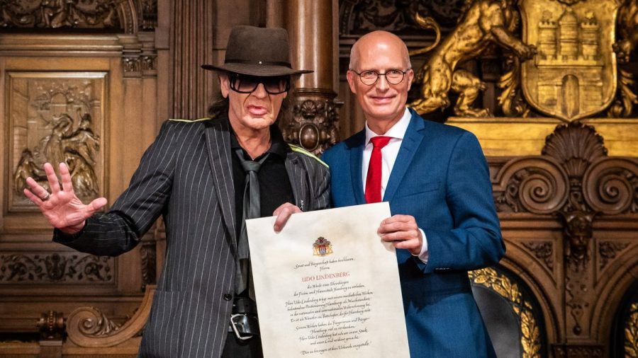 Bürgermeister Peter Tschentscher übergibt die Ehrenbürgerurkunde der Stadt Hamburg an Udo Lindenberg. (wue/spot)