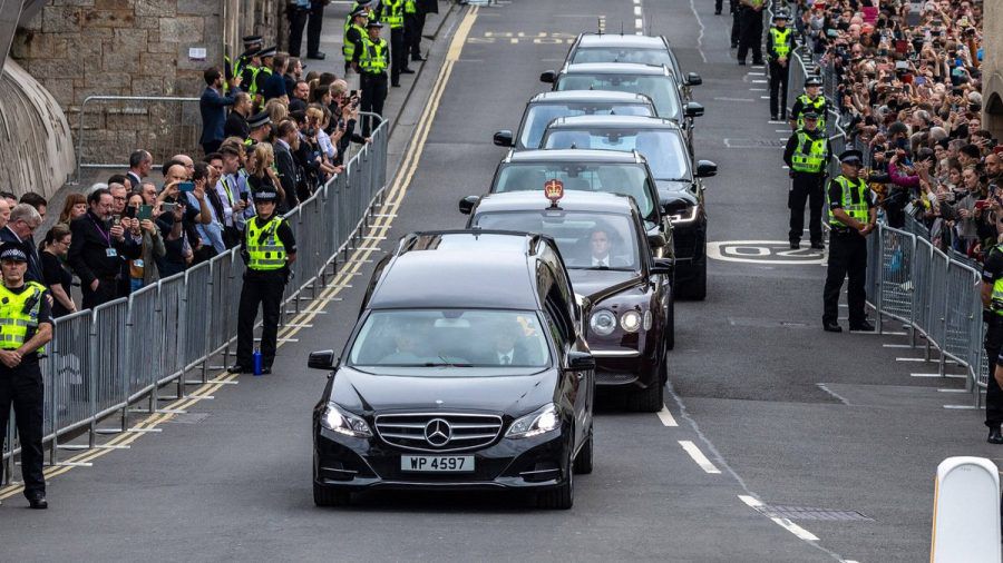 Am Dienstag brachte ein Leichenwagen die sterblichen Überreste der Queen in Edinburgh zum dortigen Flughafen. (dr/spot)