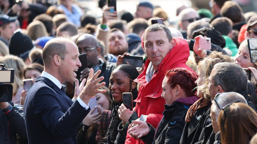 Prinz William spricht mit der wartenden Menge. (ncz/spot)