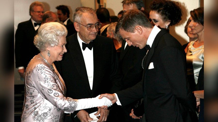 Daniel Craig traf die Queen anlässlich der Premiere seines ersten "Bond"-Films im Jahr 2006. (stk/spot)