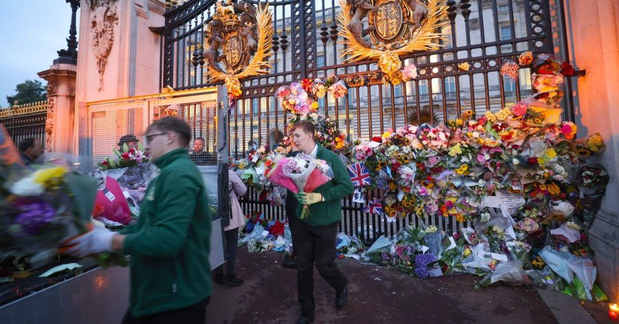 Mitarbeiter einer Gärtnerei entfernen am frühen Morgen die Blumen und Trauernachrichten am Zaun vor dem Buckingham-Palast. Die Blumen werden im benachbarten Green-Park auf den Wiesen arrangiert.