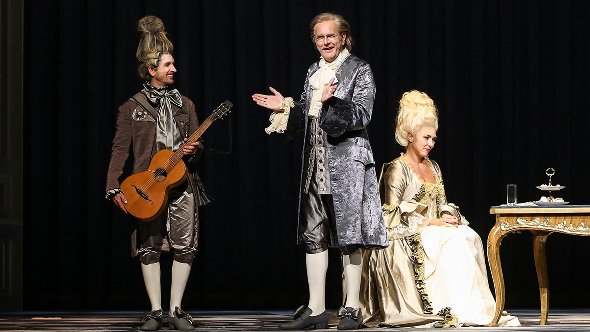Harald Schmidt fühlt sich auf der Theaterbühne wohl.