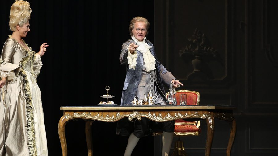 Harald Schmidt fühlt sich auf der Theaterbühne wohl.