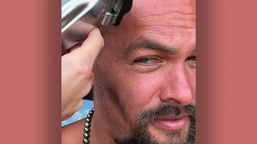 Jason Momoa schneidet Haare ab