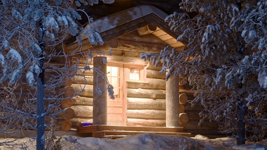 Hütte im verschneiten Wald