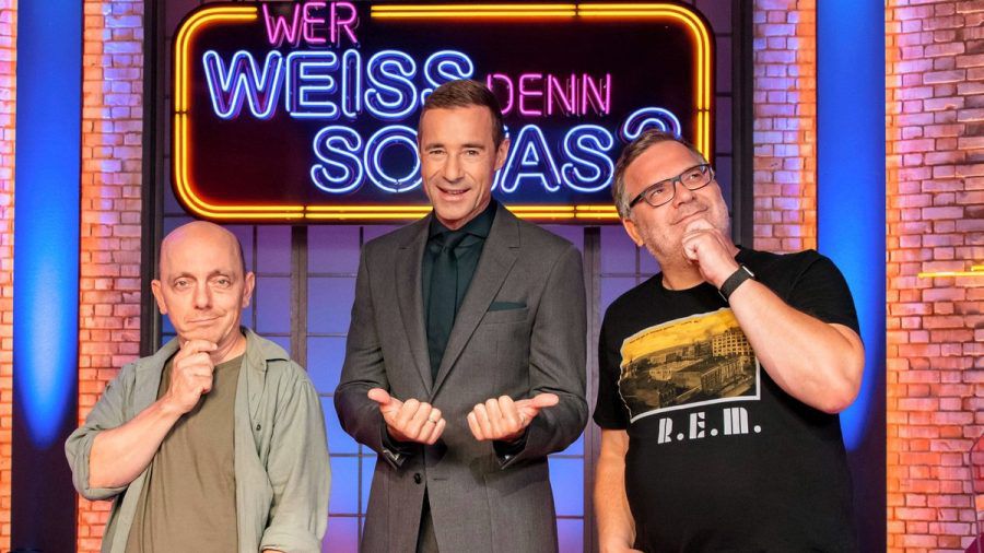 "Wer weiß denn sowas?": Moderator Kai Pflaume (M.) und die beiden Rateteam-Kapitäne Bernhard Hoëcker (l.) und Elton. (hub/spot)