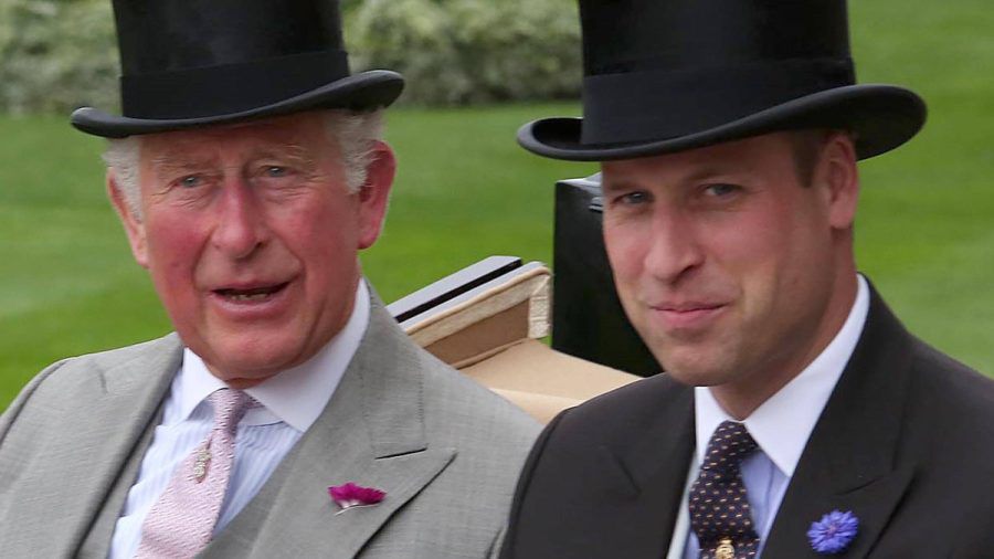 Weder König Charles III. (li.) noch Prinz William planen angeblich derzeit einen Umzug. (stk/spot)