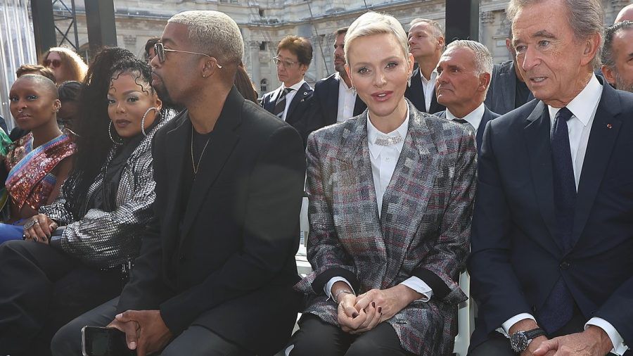 Janet Jackson, Joey Harris, Charlène von Monaco und Bernard Arnault (v.l.) bei der Louis-Vuitton-Show am Dienstag in Paris. (ili/spot)