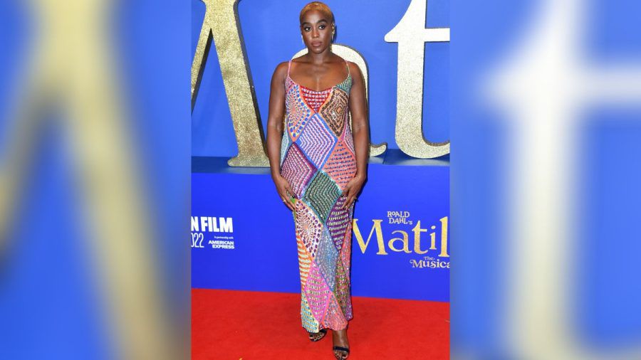Lashana Lynch beweist Mut zur Farbe. (eee/spot)