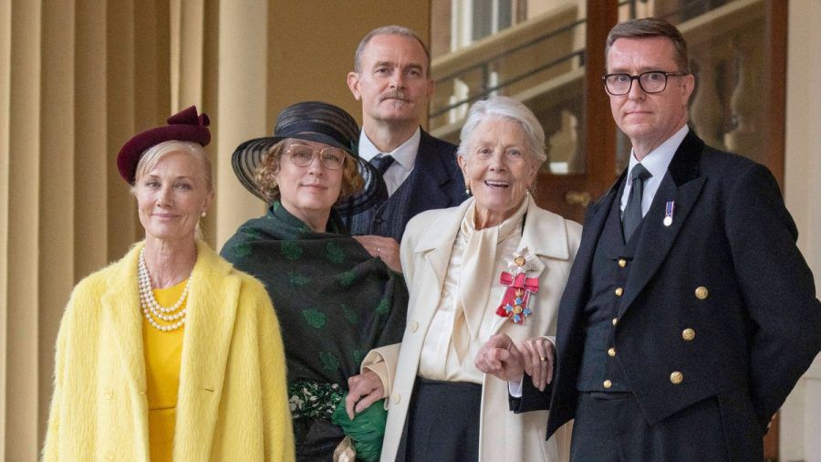 Dame Vanessa Redgrave (2.v.r.) mit ihrer Tochter Joely Richardson (l.) sowie ihrer Schwiegertochter Jennifer Nero und ihrem Sohn Carlos Nero nach der Veranstaltung. Ein Palastmitarbeiter (r.) begleitete die Ausgezeichnete aus dem Buckingham Palast. (ili/spot)