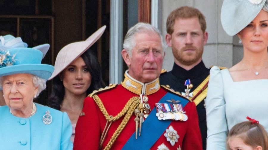 2018 auf dem Balkon des Buckingham Palastes: Charles mit seinem Sohn Harry und dessen Frau Meghan. (hub/spot)