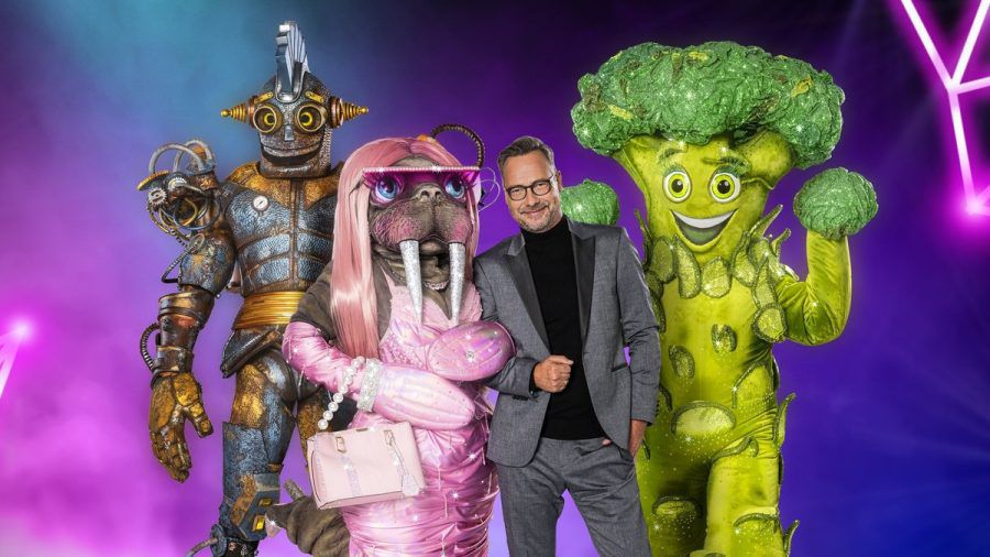 "The Masked Singer": Moderator Matthias Opdenhövel mit NoName, dem Walross und dem Brokkoli. (cg/spot)