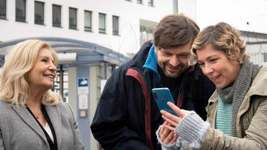 "Die Kanzlei: Ohne Heimat": Isa von Brede (Sabine Postel, l.) ermöglicht Nele (Brigitte Zeh) und Mathias Vorbach (Ole Bärenz) mit ihrem Sohn Jannik zu sprechen. (cg/spot)