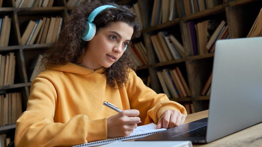 Viele Schülerinnen und Schüler bekommen heutzutage Online-Nachhilfe. (wue/spot)