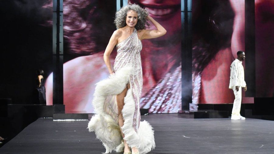 Andie MacDowell auf dem L'Oréal-Laufsteg in Paris. (ncz/spot)