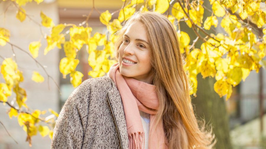 Bei der Skincare-Routine im Herbst liegt der Fokus darauf, die Haut mit ausreichend Feuchtigkeit zu versorgen. (the/spot)