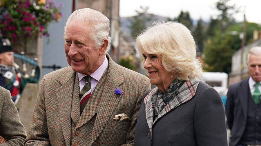 König Charles III. und die Königsgemahlin Camilla während ihres Besuchs im schottischen Ballater. (jes/spot)
