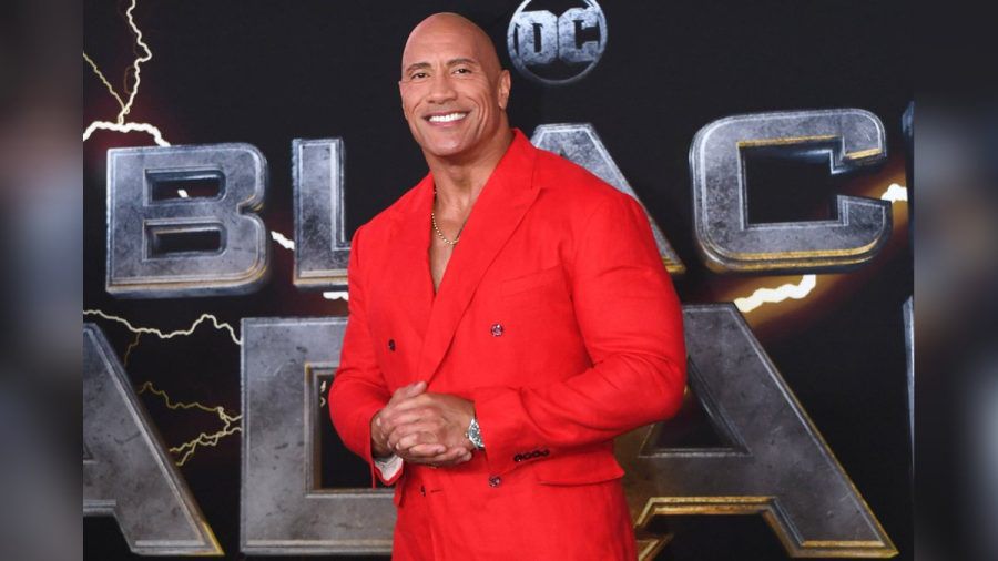 Dwayne Johnson in strahlendem Rot auf der Premiere von "Black Adam". (mia/spot)