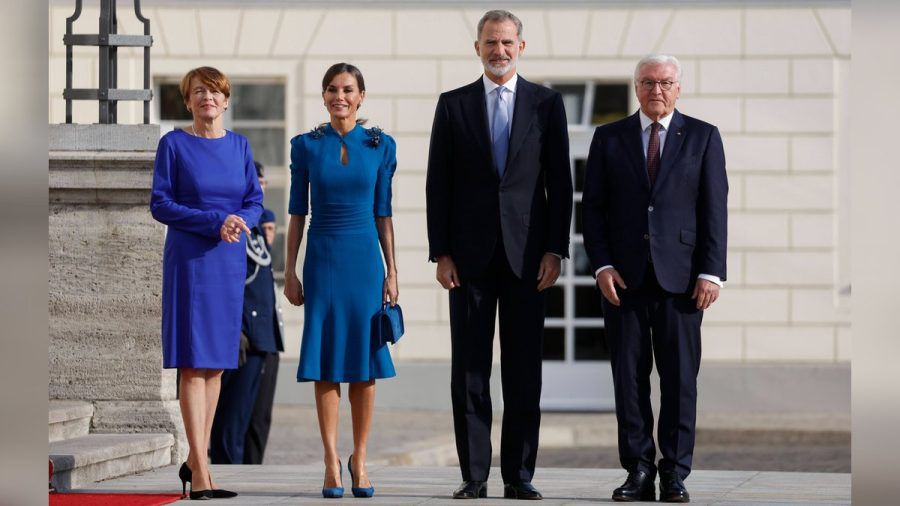 Elke Büdenbender, Königin Letizia, König Felipe VI. und Frank-Walter Steinmeier (v.l.n.r.) beim Staatsempfang vor dem Schloss Bellevue. (dr/spot)