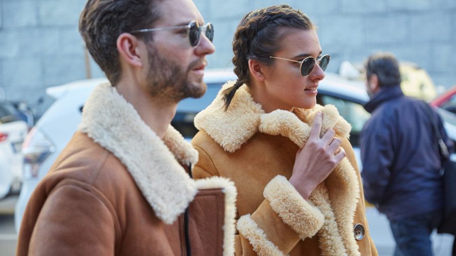 Schaffell-Jacken sind der perfekte Begleiter für kalte Temperaturen im Mode-Herbst 2022. (the/spot)