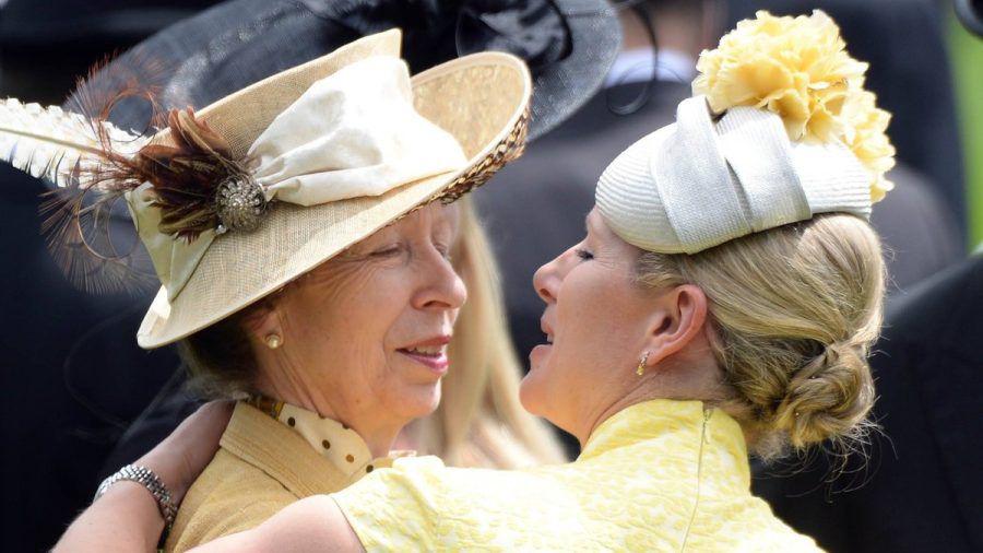 Zara Tindall mit ihrer Mutter, Prinzessin Anne. (wue/spot)